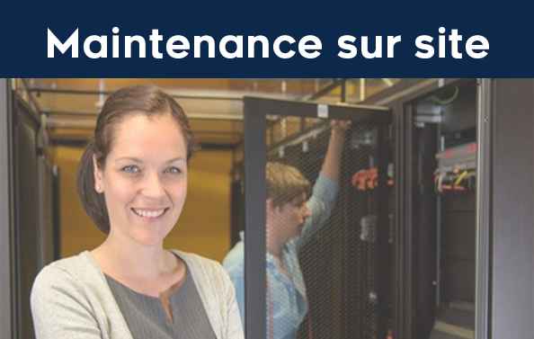 Deux personnes effectuant une maintenance informatique sur site